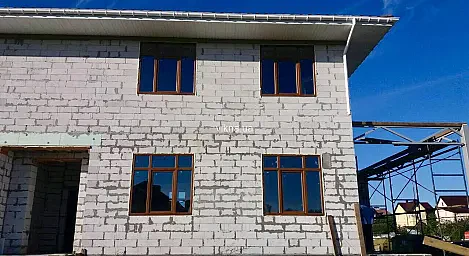 Практичні вікна WDS кольору золотий дуб в приватний будинок - головне фото