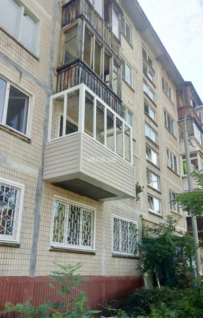 балкон с выносом и окнами brokelman