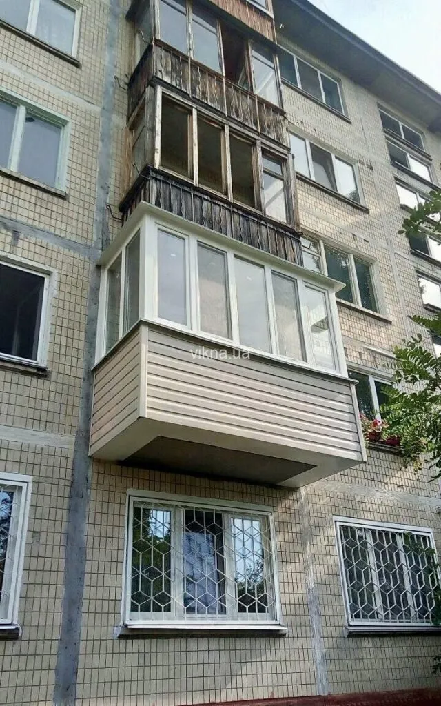 балкон с выносом и окнами brokelman